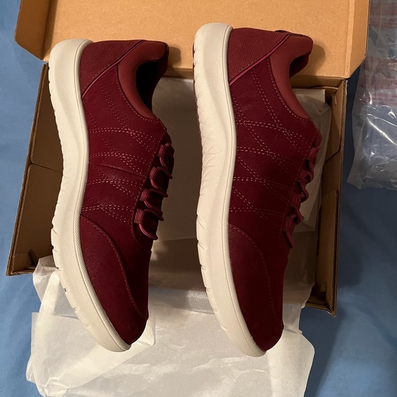 Clark cloudsteppers Burgundy 61/2 brand new in the box - Picture 2 of 6